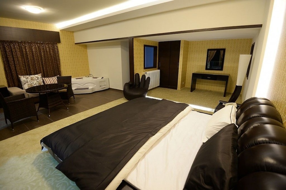 Deluxe Suite, Jetted Tub photo 2