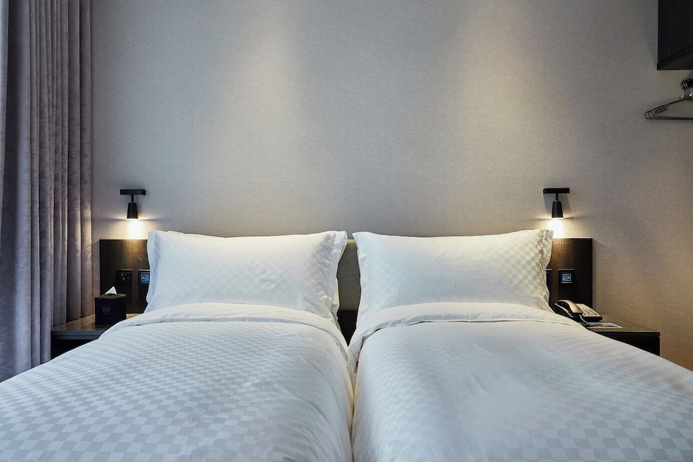 Power Studio, two twin beds