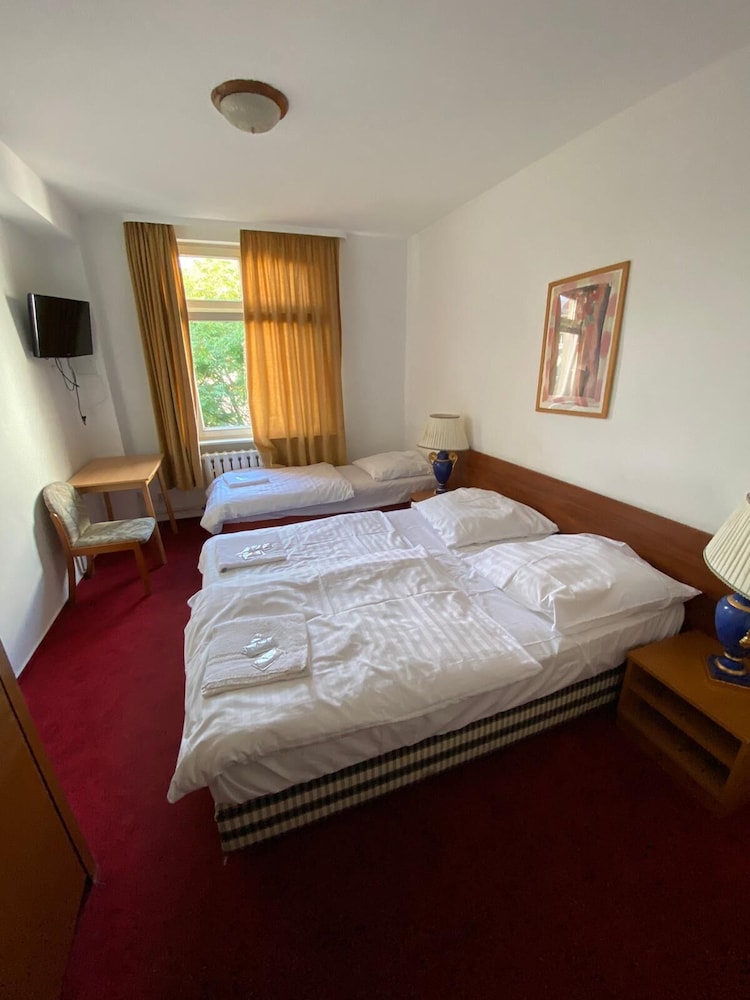Economy Triple Room photo 3