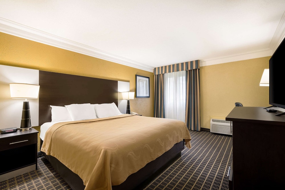 Room, 1 King Bed, Non Smoking (Upgrade) - Photo 1