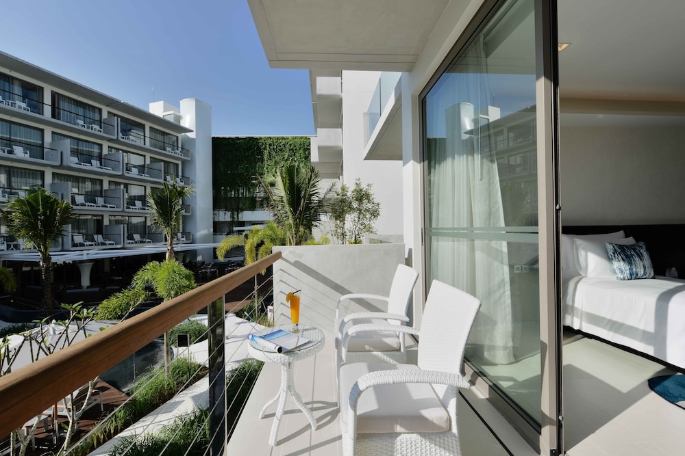 Deluxe Twin Pool view