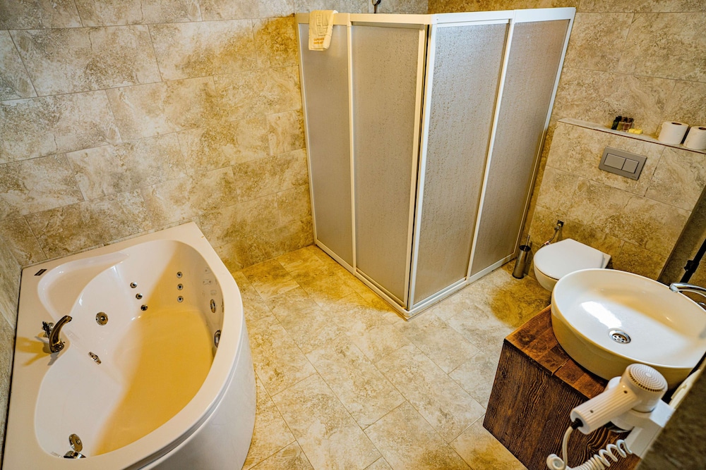 Superior Suite, Jetted Tub - Photo 27