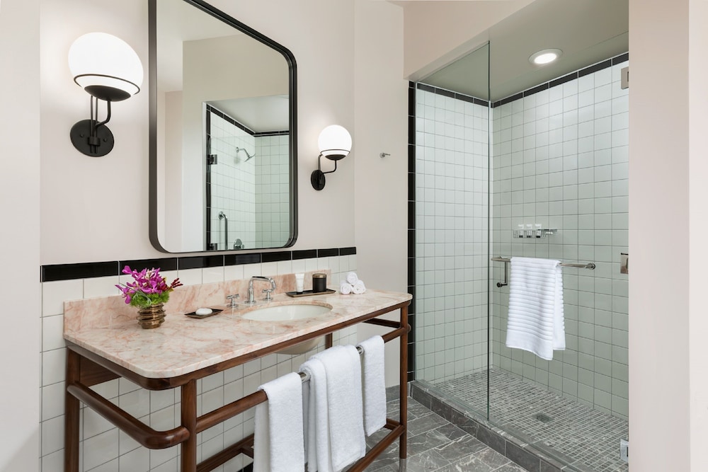 Deluxe Room, 1 King Bed, Accessible, Bathtub (Mobility & Hearing) - Photo 4