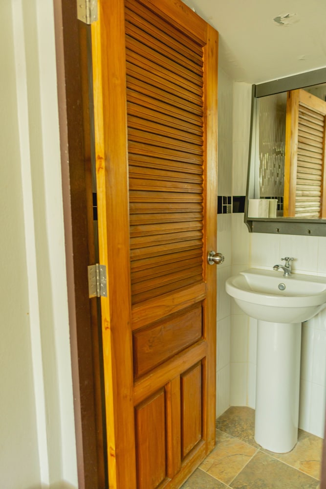 Classic Home - Photo 6