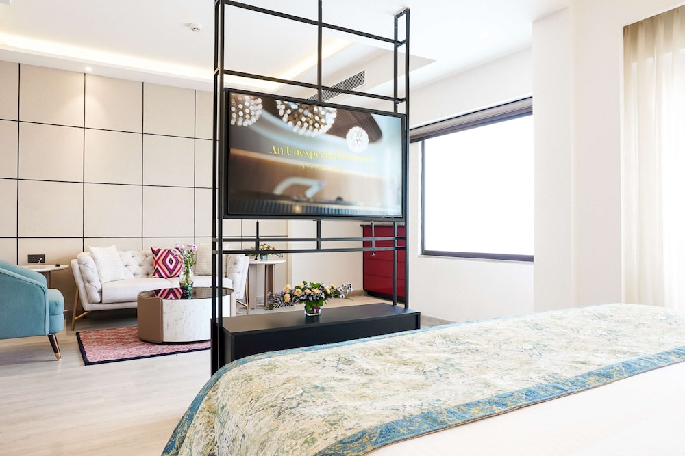 Junior Suite, 1 King Bed - Photo 2
