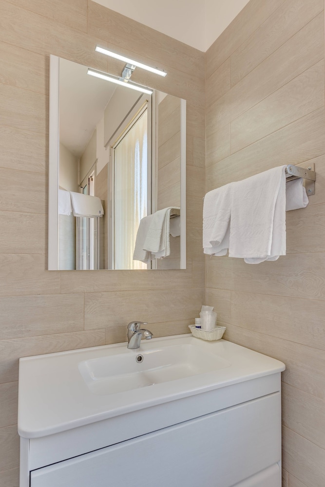 Single Room, 1 Large Twin Bed, Balcony, Sea View photo 2