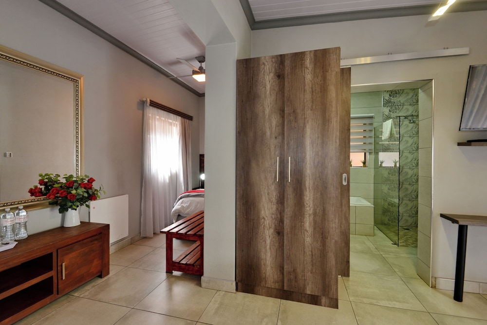 Family Suite with Garden View photo 2