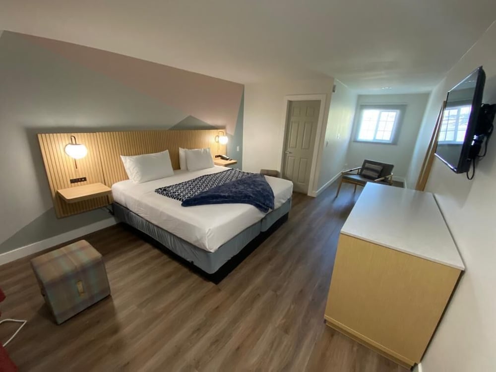 Standard Room, 1 King Bed photo 2