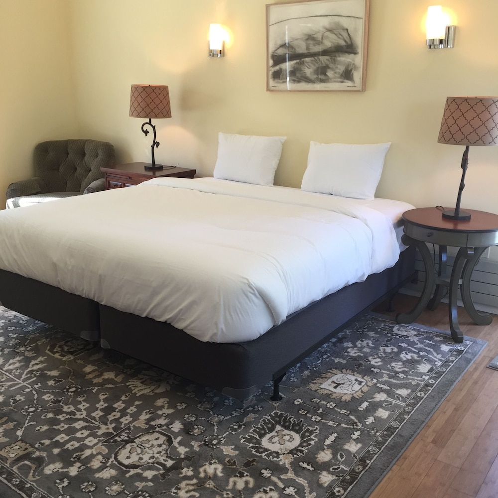 Bungalow, 1 King Bed, Heated towel rack, Kitchenette, Private exterior entrance