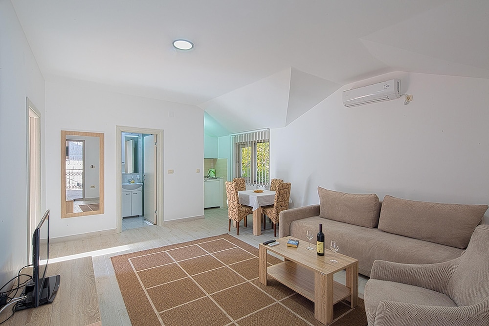 Apartment, 1 Bedroom, Partial Sea View, Sea Facing photo 2