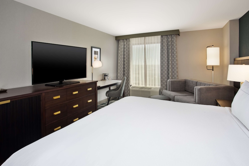 Room, 2 Queen Beds, Accessible, Bathtub photo 2