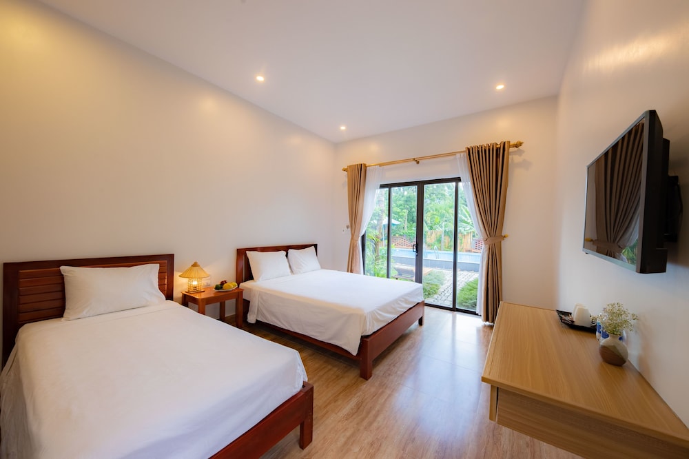 Deluxe Room, Balcony - Photo 8