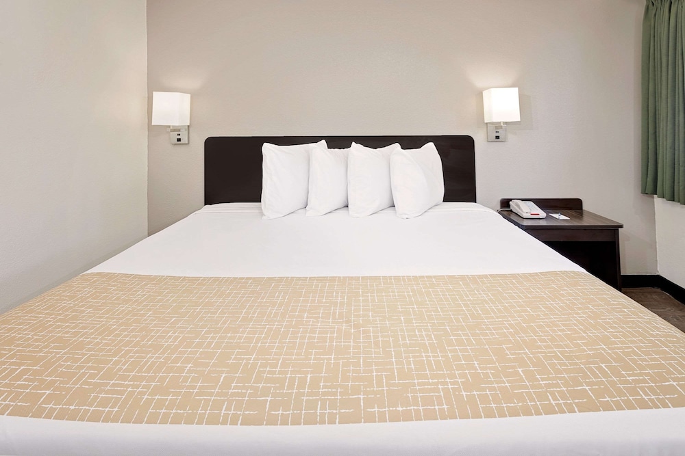 Standard Room, 1 King Bed - Photo 3
