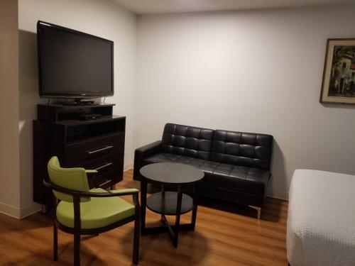 Deluxe Suite - Non-Smoking photo 1