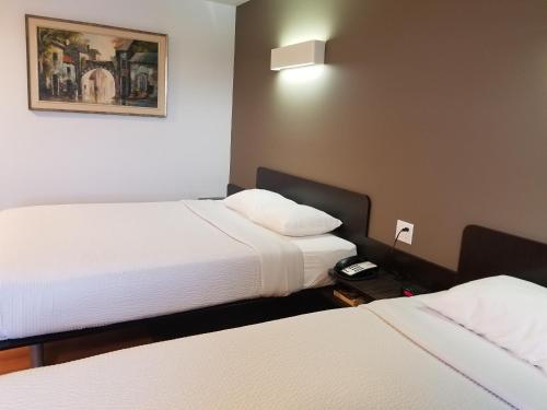 Deluxe Suite - Non-Smoking photo 2