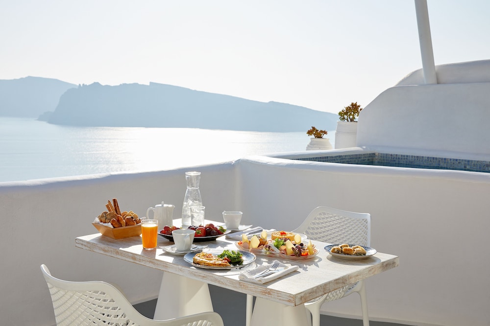 Senior Villa with Outdoor Plunge Pool and Caldera View - Photo 13