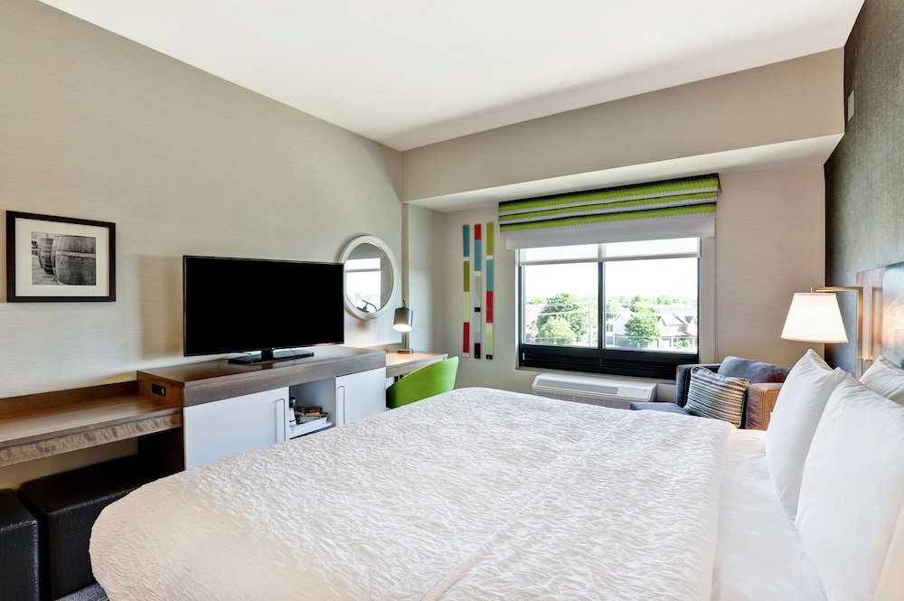 Room, 1 King Bed, Refrigerator & Microwave photo 1