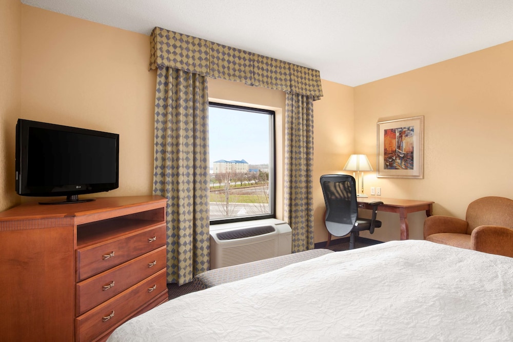 Room, 1 King Bed, Accessible - Photo 2
