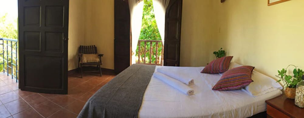 Classic Double Room, 1 Double Bed, Non Smoking, Shared Bathroom photo 3