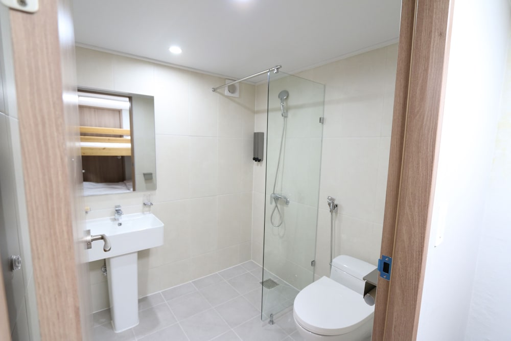 Quadruple Room (Private Bathroom) - Photo 5
