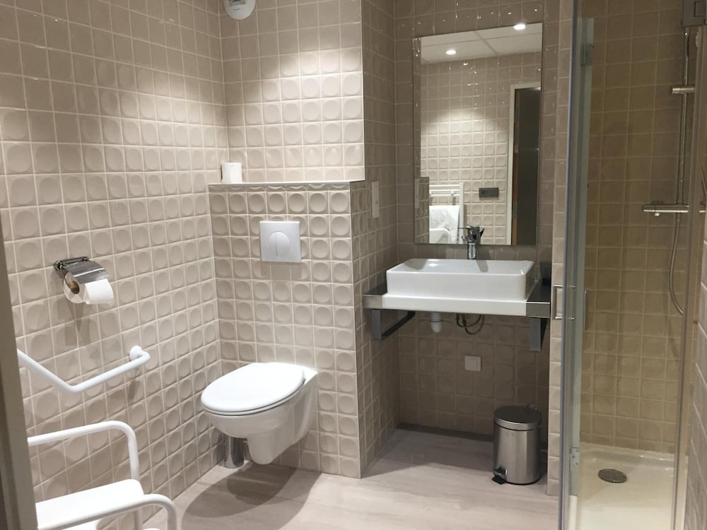 Double Room, Mobility Accessible - Photo 2