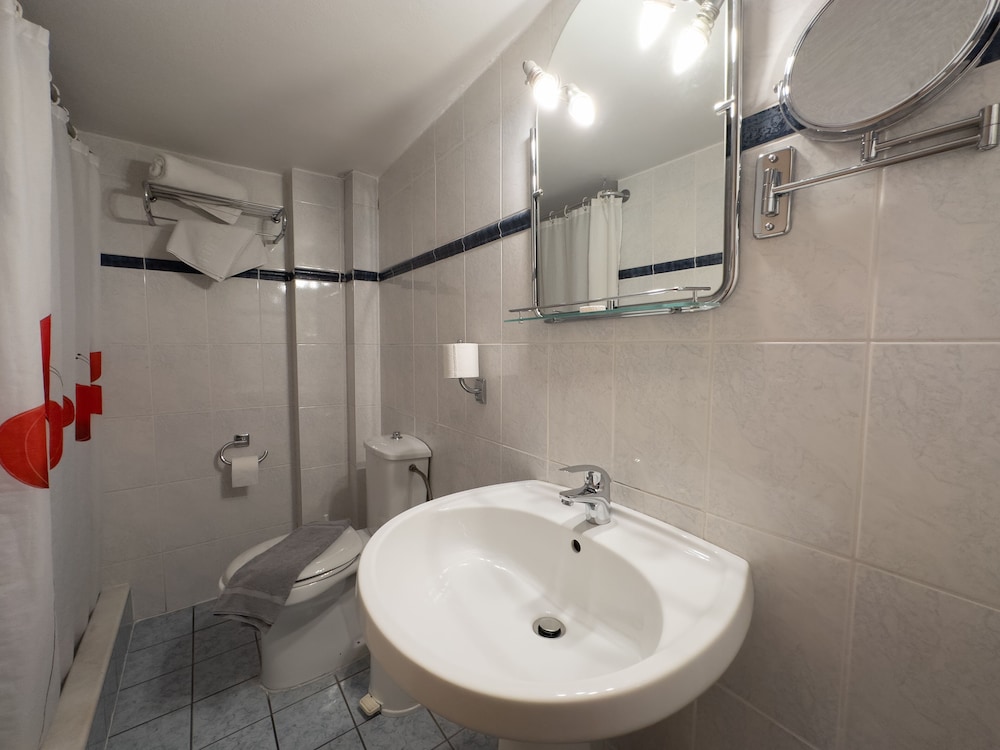 Double or Twin Room - Photo 8