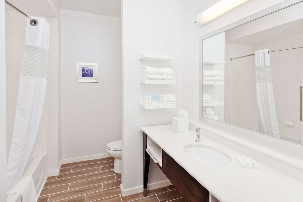 Room, 2 Queen Beds, Non Smoking, Refrigerator photo 3
