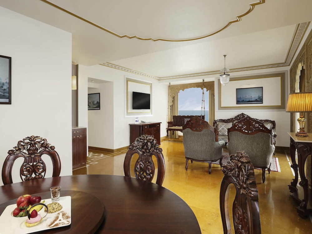 Royal Suite Room, 1 King Bed, Ocean View, Higher Floor, Club Lounge Access Royal Suite Room, 1 King Bed, Ocean View, Higher Floor, Club Lounge Access