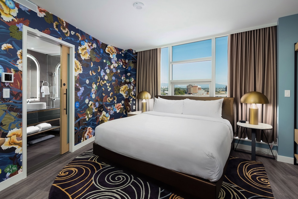 Deluxe Suite, 1 King Bed, Corner - Photo 2