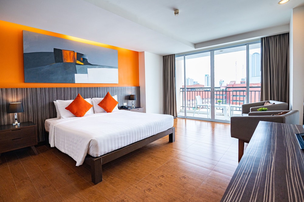 Deluxe Room, 1 King Bed, City View - Photo 3