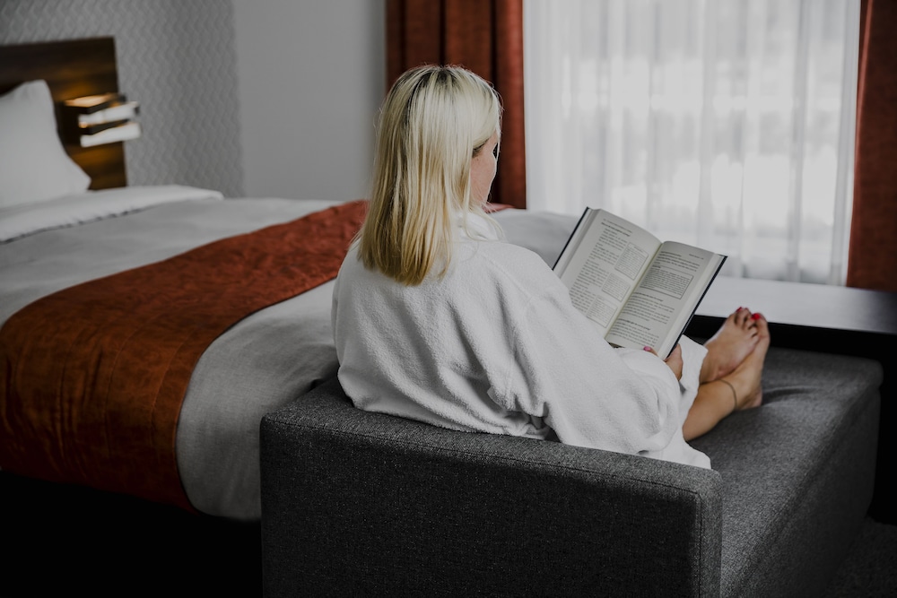 Signature Plus Room, 1 Queen Bed - Photo 4