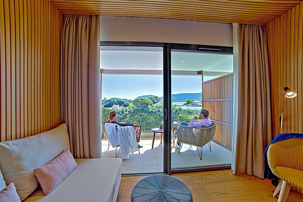 Deluxe Room, 1 King Bed, Balcony, Sea View - Photo 8