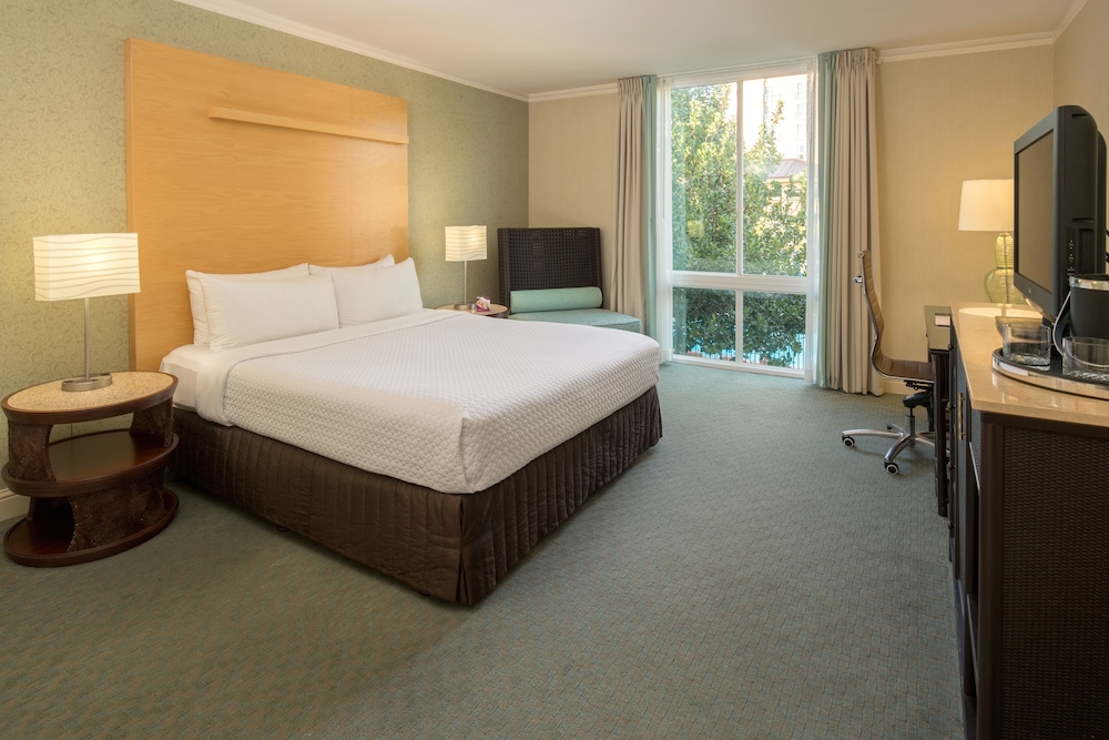 Premium Room, 1 King Bed, Pool View, Poolside (Cabana Poolside View)