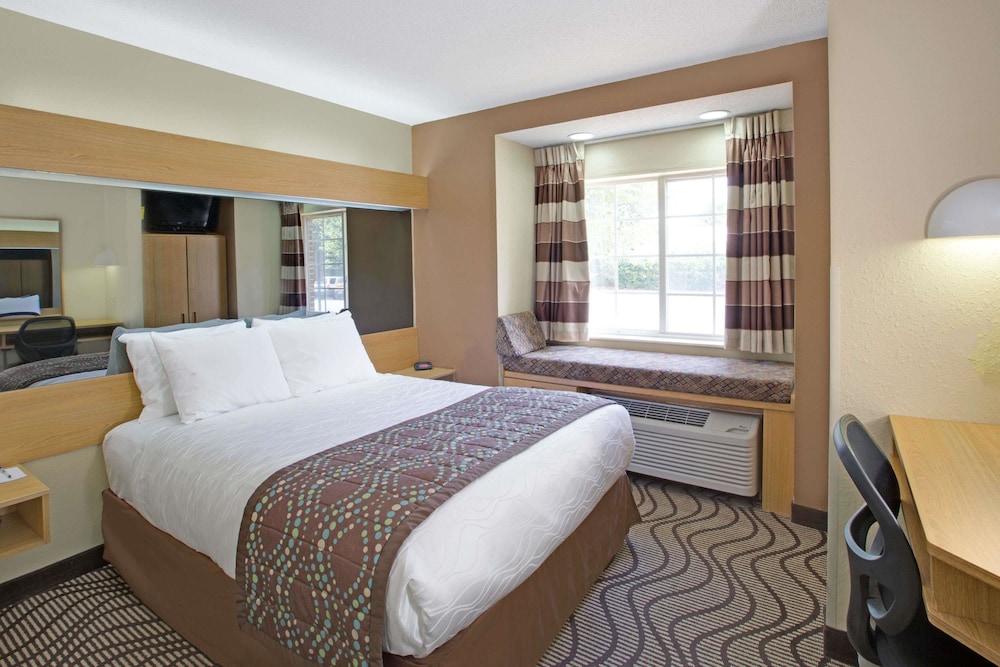 Standard Room, 1 Queen Bed - Photo 4