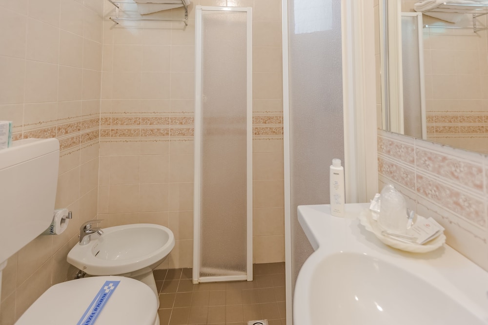Classic Triple Room - Photo 2
