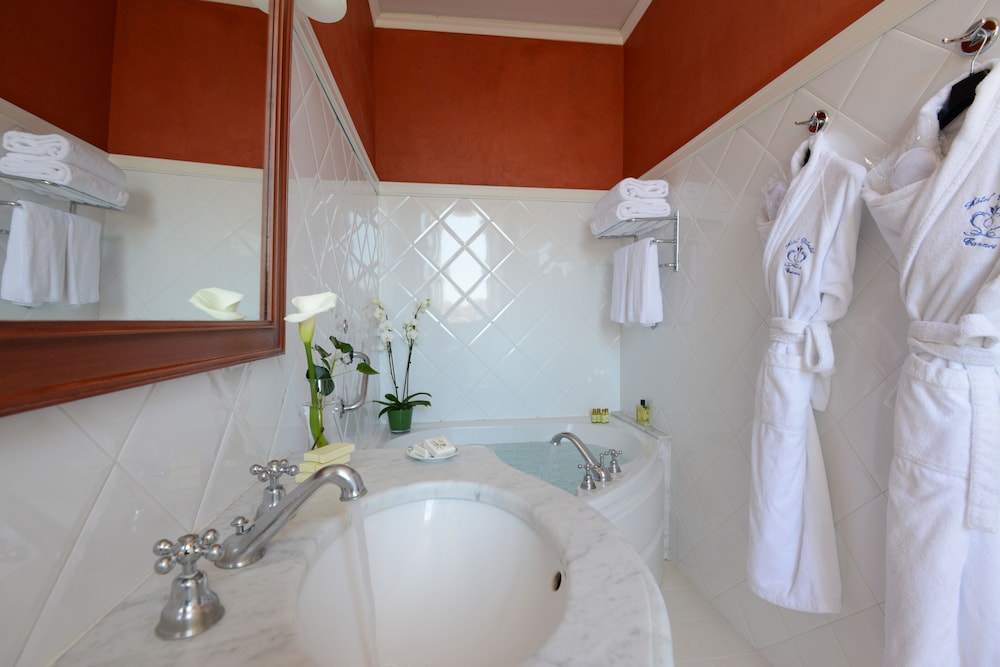 Double or Twin Room, Sea View - Photo 5