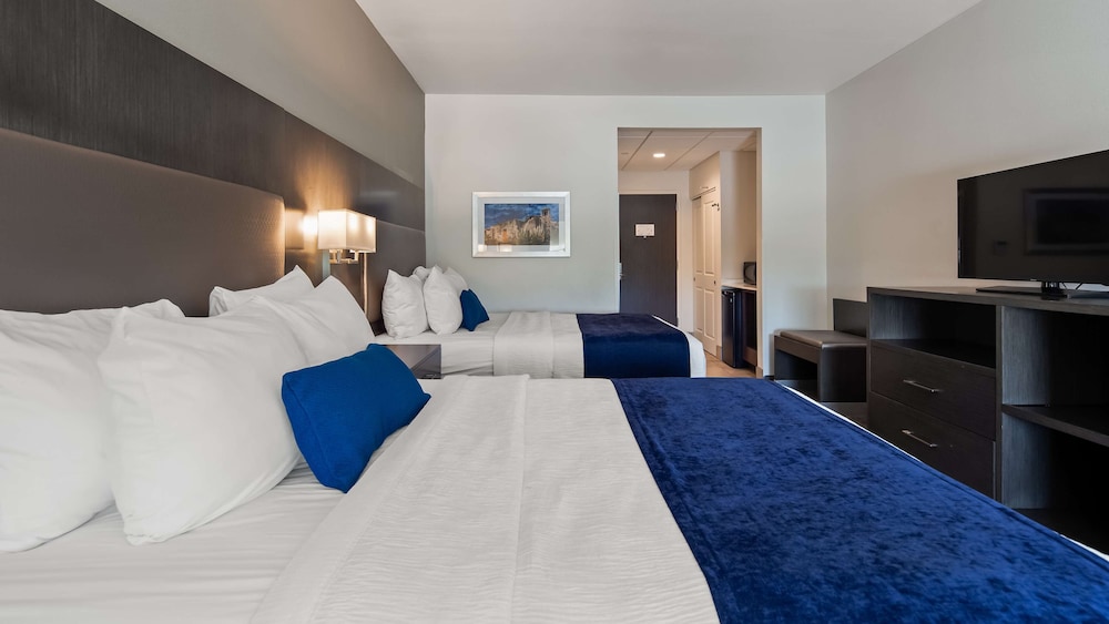 Suite, 2 Queen Beds, Non Smoking, Refrigerator & Microwave (with Sofabed) photo 3
