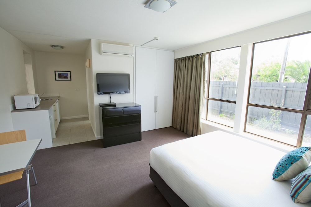 Deluxe King Room - Photo 7