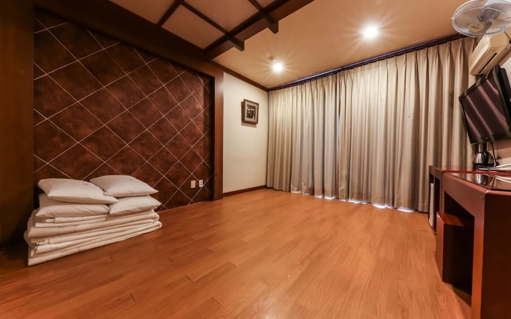 Room (Ondol Daecheon Port View)