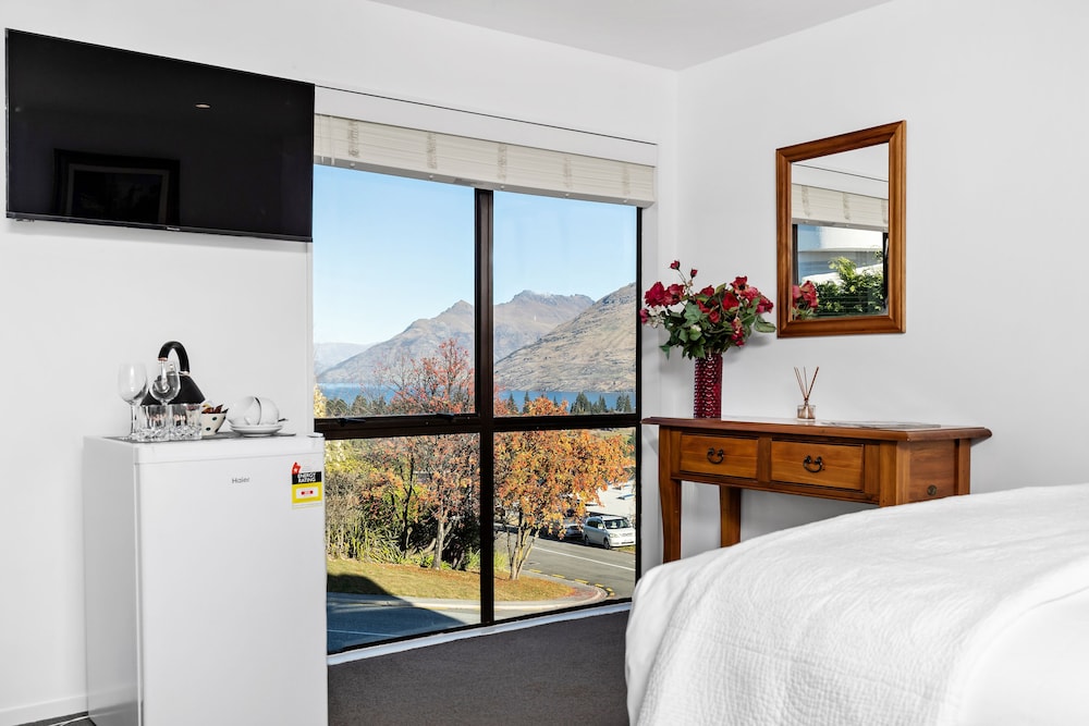 Luxury Studio, 1 King Bed, Lake View