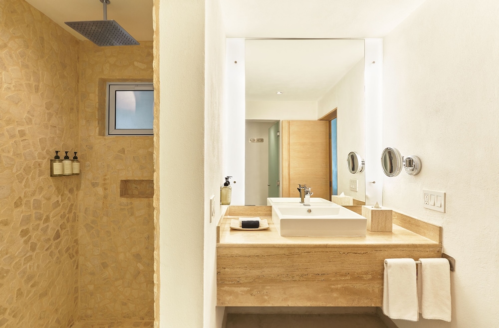 Exclusive Suite, Jetted Tub, Poolside - Photo 8