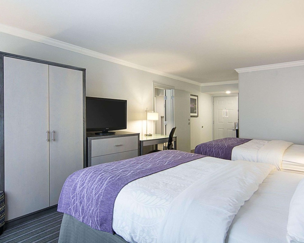 Standard Room, 2 Queen Beds, Non Smoking - Photo 2