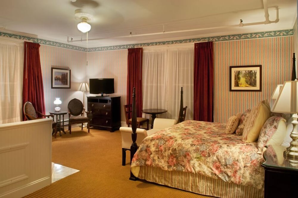 Honeymoon Suite, 1 King Bed, Jetted Tub