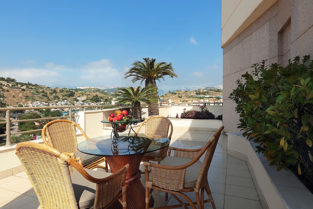 Suite, 1 King Bed, Sea View (Diplomatic) - Photo 4