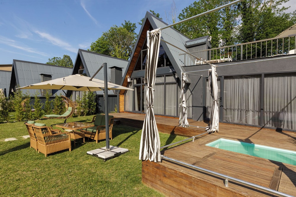 Deluxe Plus Bungalow - Photo 11