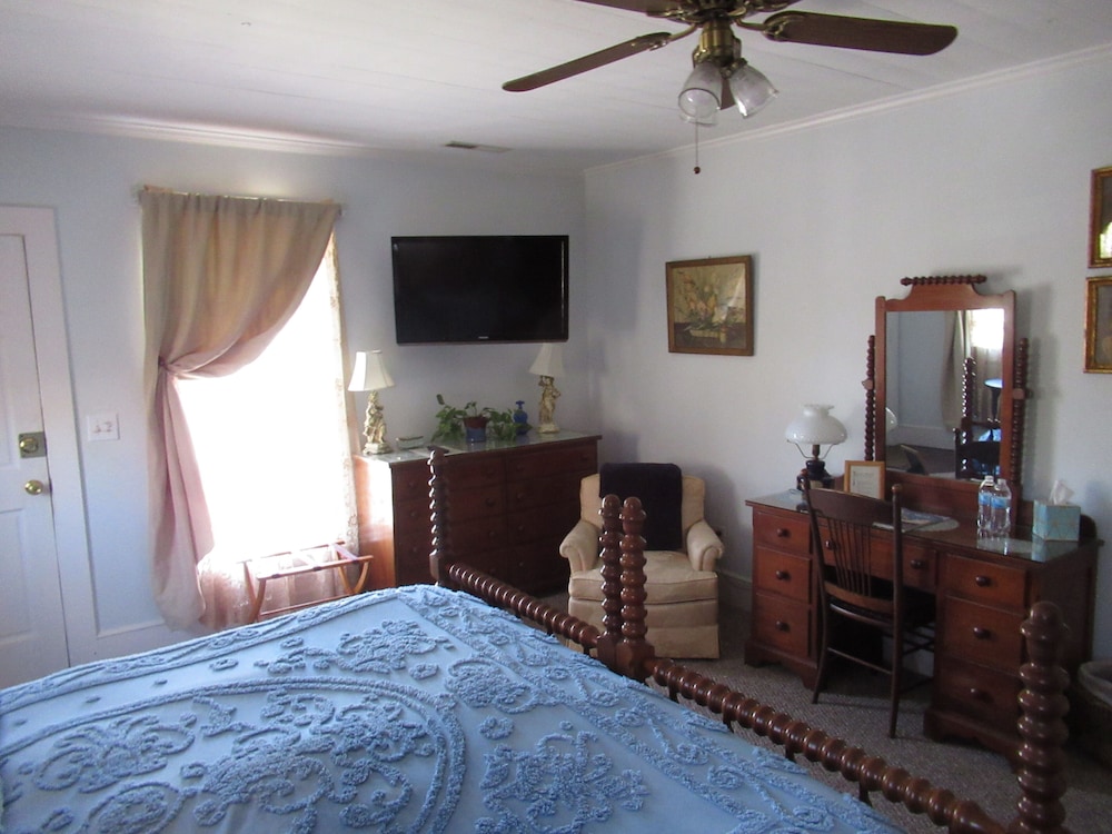 Deluxe Room, 1 King Bed photo 2