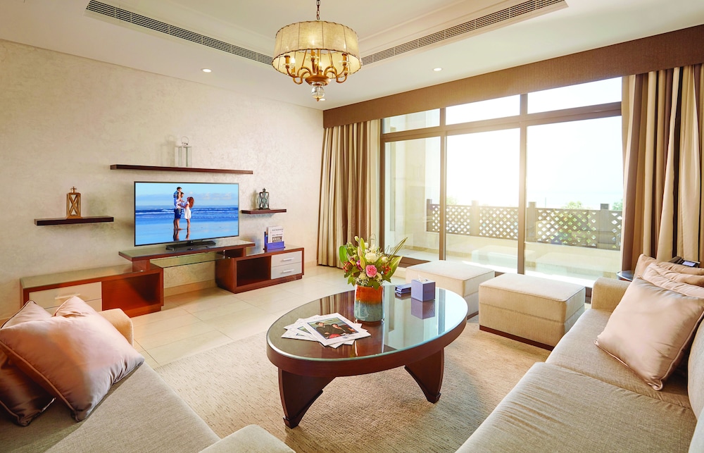 Coral Cave Deluxe Room thumbnail 6