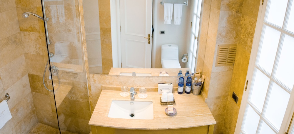 Deluxe Double Room - Photo 11