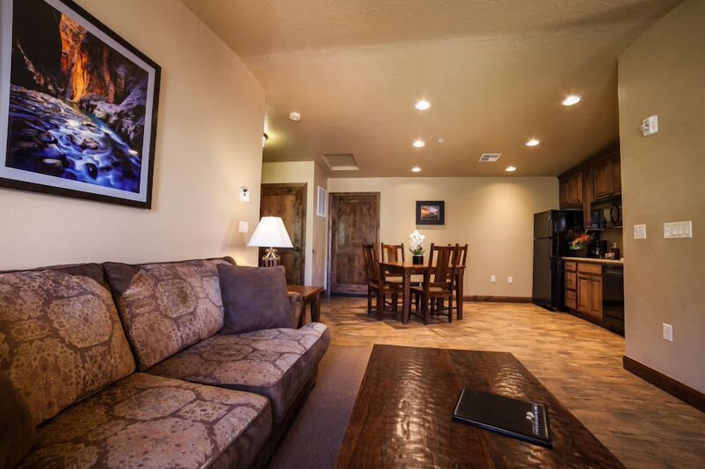 Hillside Classic Suite photo 3