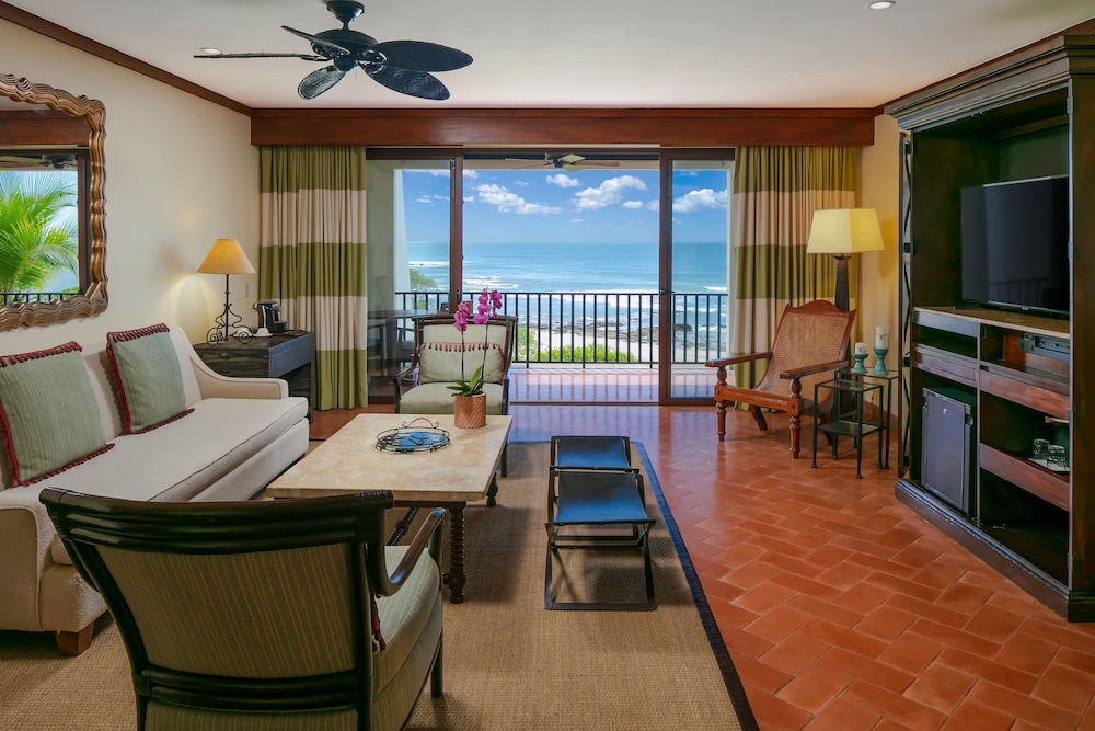 Suite, 1 Bedroom, Balcony (Oceanfront) - Photo 11